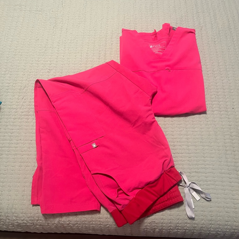 Figs Women's Cargo Shorts in Vibrant Pink